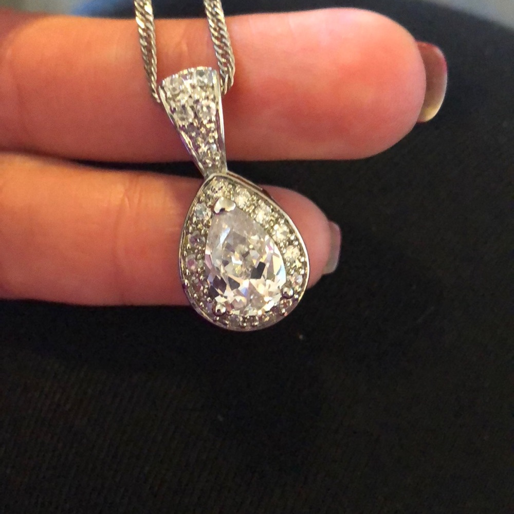 Gorgeous Teardrop Necklace